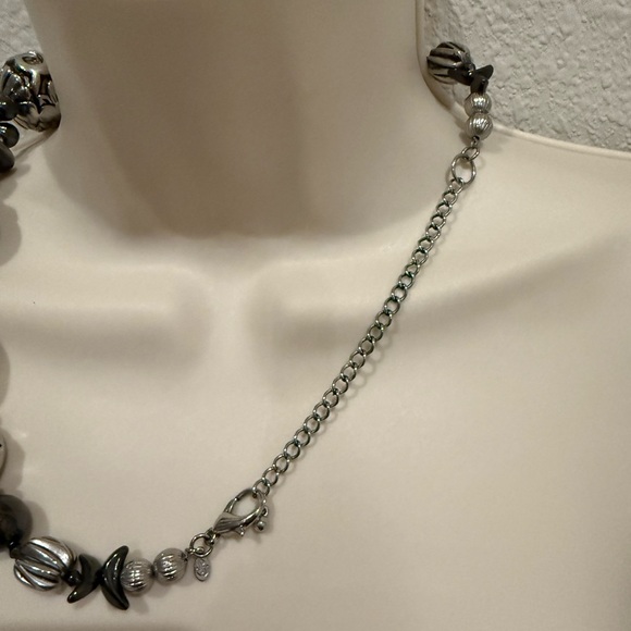 EUC Premier Designs “Eclectic” necklace in silver, grey, blackish tones - Picture 7 of 8